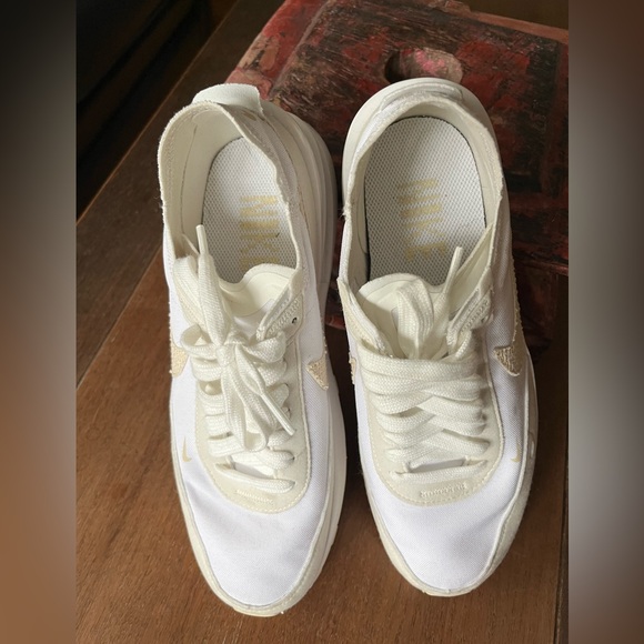 EUC Nike Waffle One Swoosh tennis shoes, off white sneakers, size 8 - Picture 6 of 7